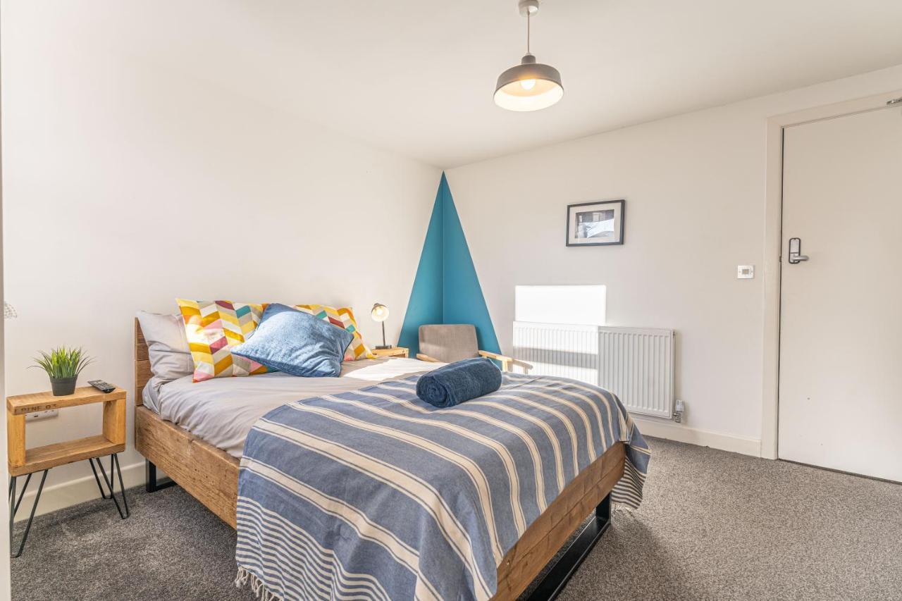 Holiday home Stylish 5-bed Home, Each With En-suite And Own Tv *
