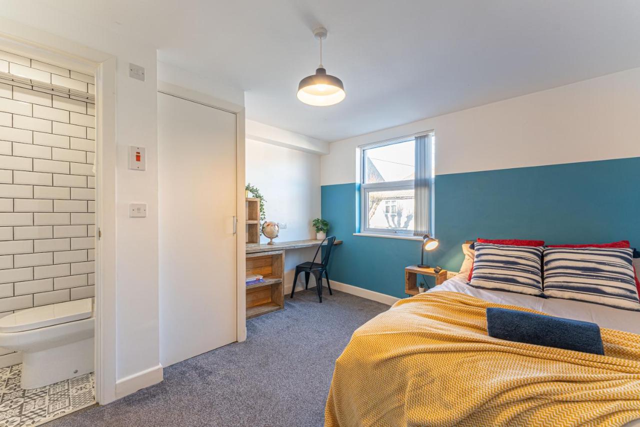 Holiday home Stylish 5-bed Home, Each With En-suite And Own Tv *