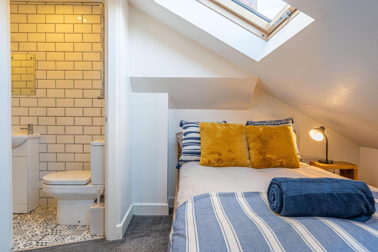 Stylish 5-bed Home, Each With En-suite And Own Tv Holiday home