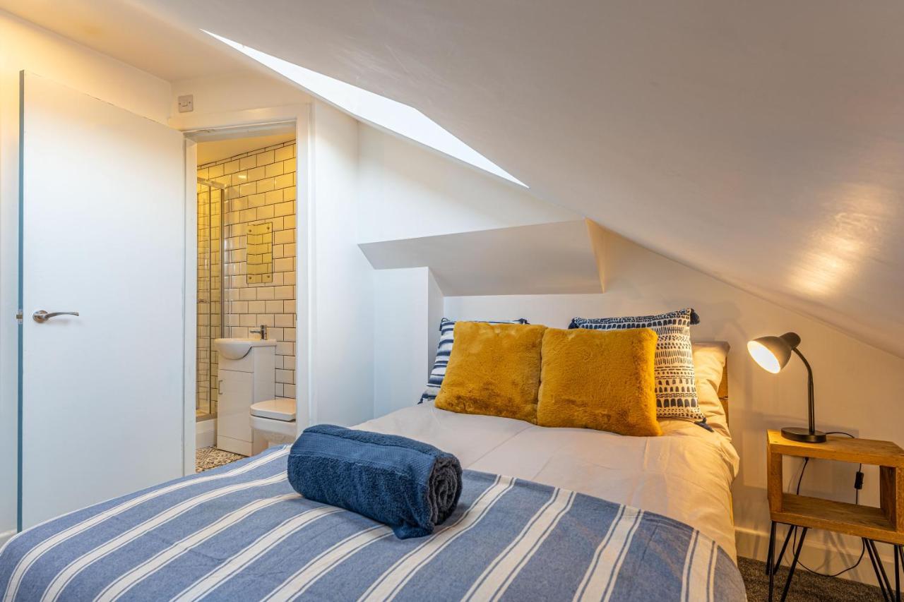 Stylish 5-bed Home, Each With En-suite And Own Tv Holiday home Coventry