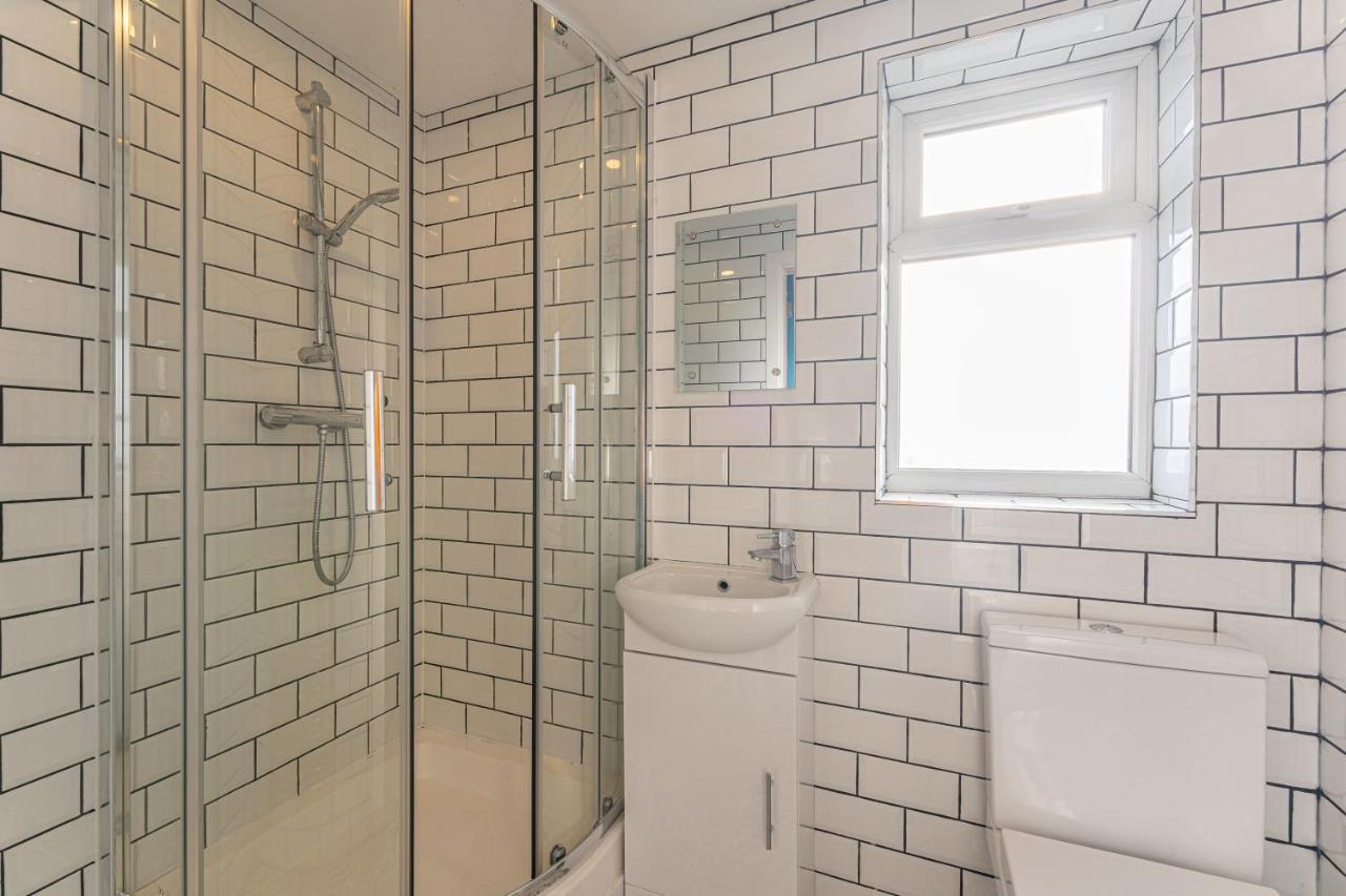 Holiday home Stylish 5-bed Home, Each With En-suite And Own Tv Coventry